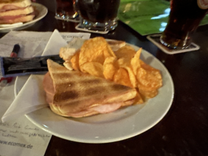 Irish Pub im Europa-Center Käse & Truthahn Sandwich